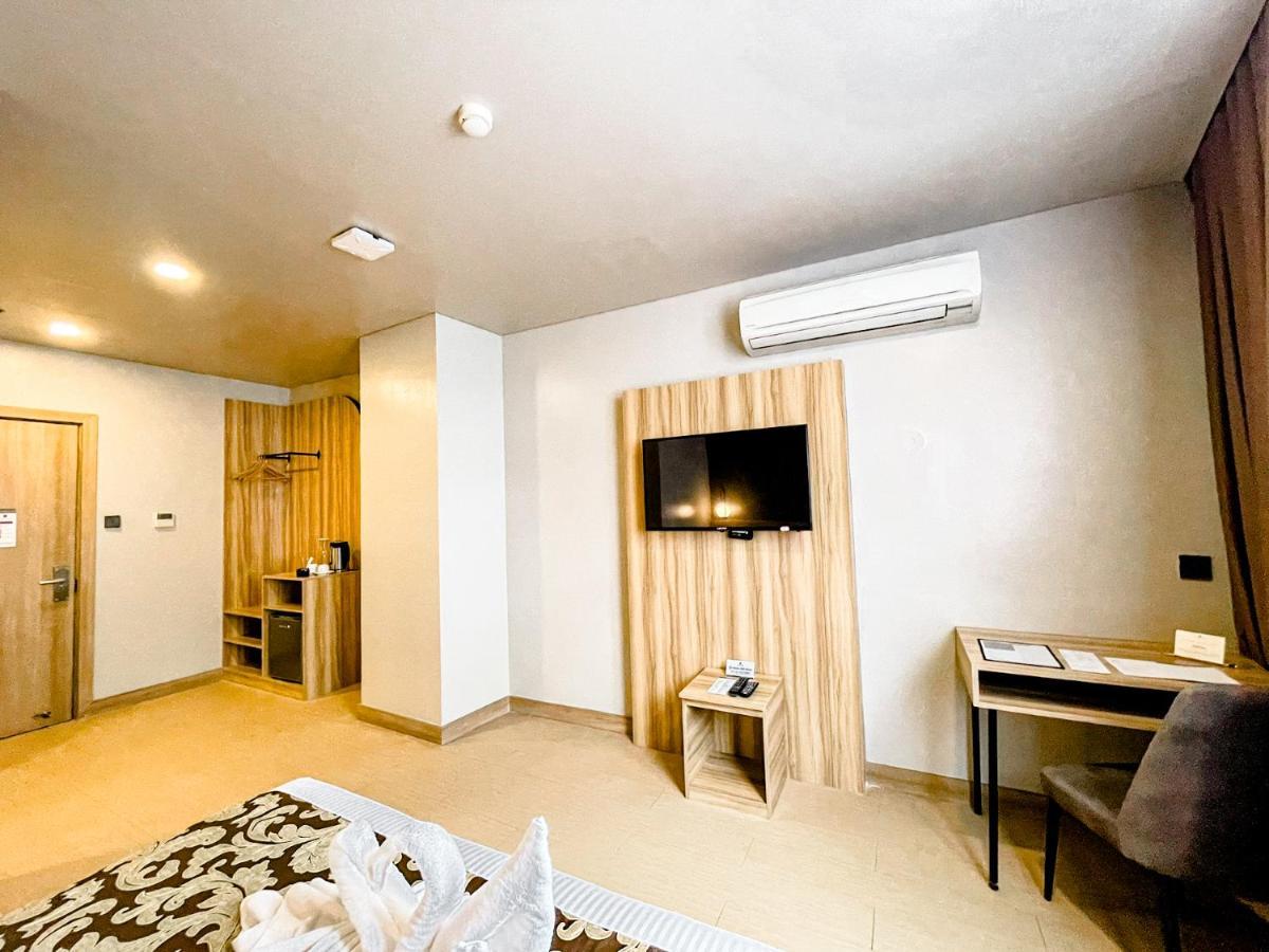 Madison 101 Hotel + Tower Quezon City Exterior foto